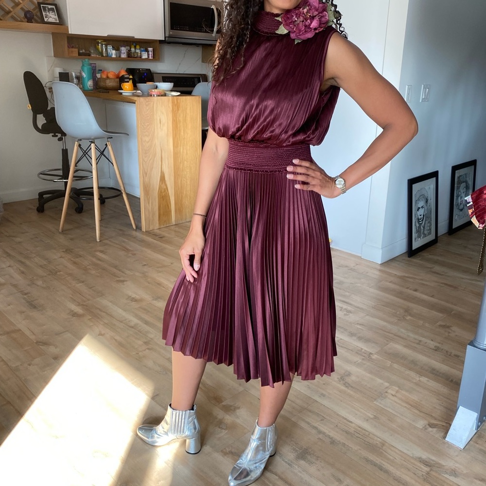 Sleeveless pleated dress